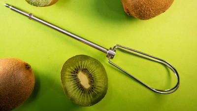 Lässt sich eine Kiwi mit einem Rührbesen-Aufsatz einfach schälen und in Stückchen teilen? (Foto: Christin Klose/dpa-tmn)