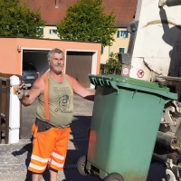 Ingo Plobner von der Städtereinigung Ernst freut sich über jede Abkühlung auf seiner Tour. (Foto: Stelmakh Sergej)