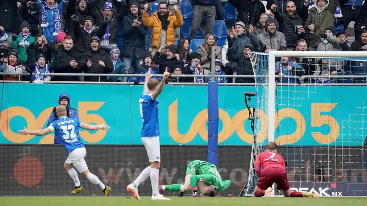 Darmstadts Fabian Holland (l) dreht nach seinem Treffer zum 2:0 jubelnd ab. (Foto: Hasan Bratic/dpa)