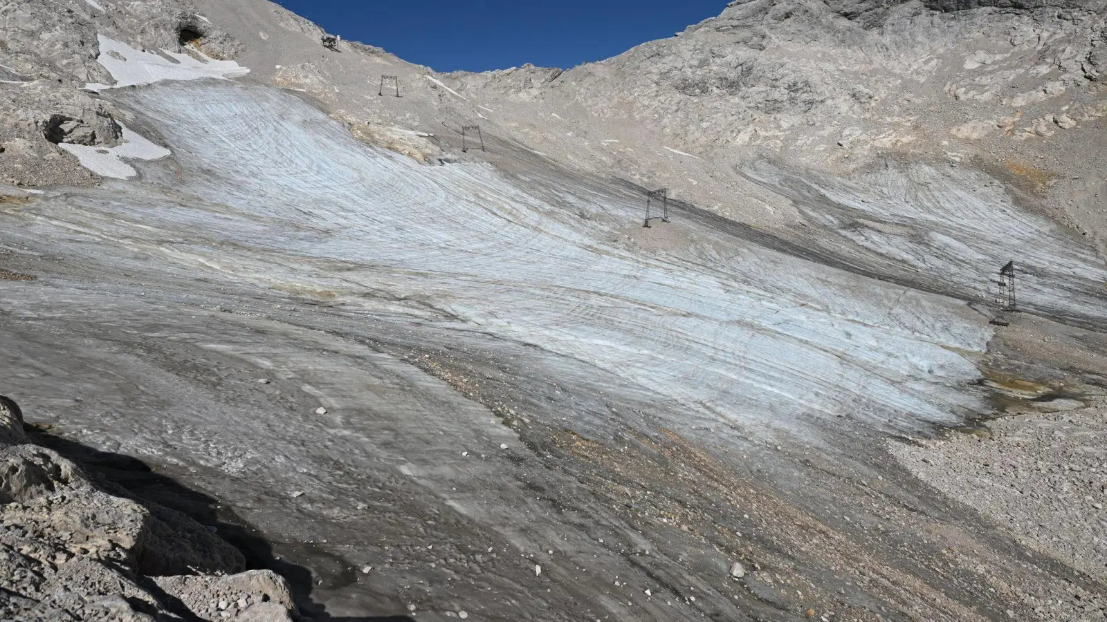 Am Nördlichen Schneeferner lag bis in den Juli Altschnee und ließ den Gletscher größer aussehen. (Archivbild) (Foto: Angelika Warmuth/dpa)