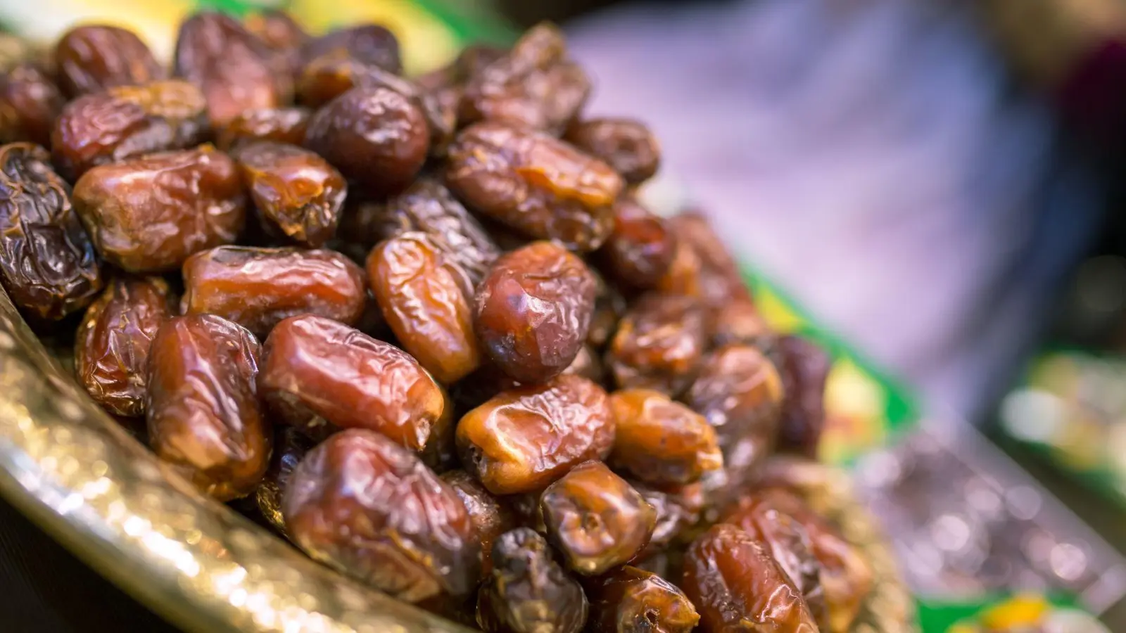 Datteln sind sehr energiereich und lassen sich als süße Snacks hervorragend mit Nüssen und Kokosraspeln vermischen. (Foto: Florian Schuh/dpa-tmn)