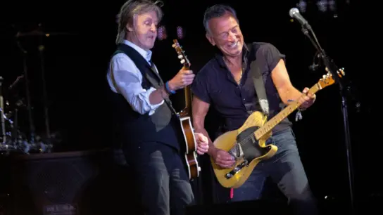 Zwei Legenden auf der Bühne: Paul McCartney (l) und Bruce Springsteen. (Foto: Joel C Ryan/Invision via AP/dpa)