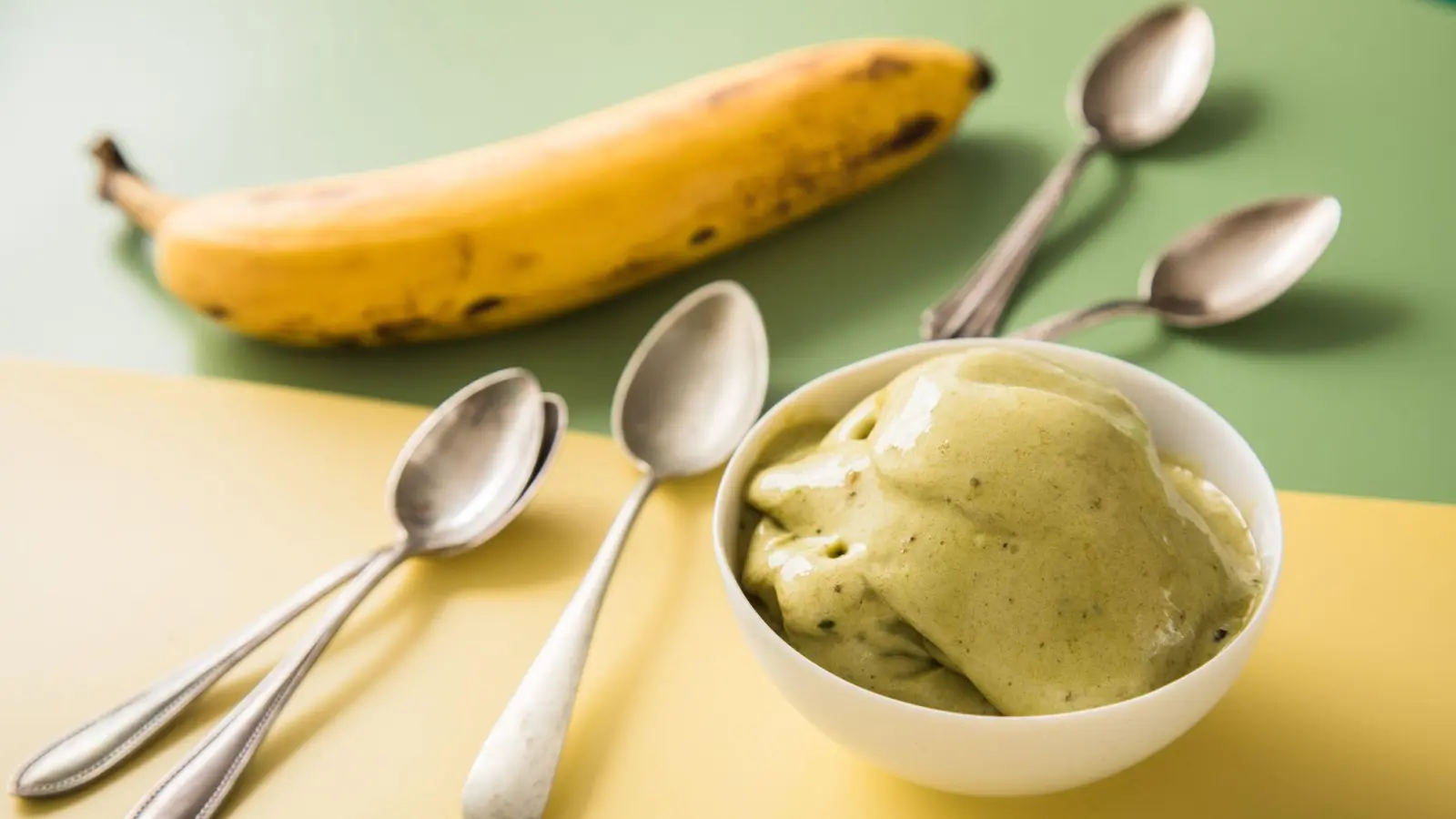 Vegan und lecker: Aus reifen Bananen und Matcha lässt sich die ideale „Nice Cream“ zubereiten. (Foto: Christin Klose/dpa-tmn/dpa)