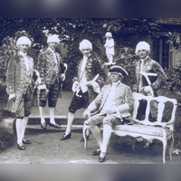 Der Herrscher und sein Hofstaat: Die Dramatische Vereinigung probt eifrig für die Aufführung des Schauspiels „Der wilde Markgraf”. Zu den Vorbereitungen gehört auch ein Fotoshooting.  (Repro: Sammlung Martin Schuster)