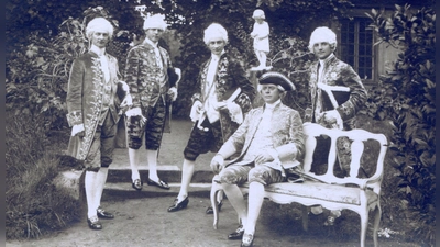 Der Herrscher und sein Hofstaat: Die Dramatische Vereinigung probt eifrig für die Aufführung des Schauspiels „Der wilde Markgraf”. Zu den Vorbereitungen gehört auch ein Fotoshooting.  (Repro: Sammlung Martin Schuster)