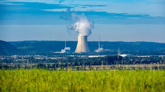 Die Atomkraftwerke (AKW) Isar 1 (l) und Isar 2 mit dem Kühlturm in der Mitte. (Foto: Armin Weigel/dpa/Archivbild)