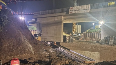 Bilder zeigen einen verschütteten Bagger kurz nach dem Erdrutsch. Es war der vorläufige Höhepunkt einer dramatischen Nacht ... (Foto: Rudolf Eger)
