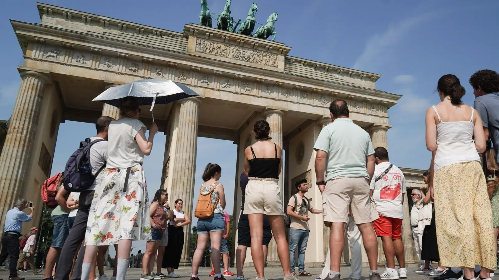 Stadtführung vor dem Brandenburger Tor. Berlin steht ein langes Wochenende mit vielen Touristen bevor. (Foto: Jörg Carstensen/dpa)