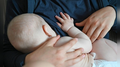 Sechs Monate ausschließlich stillen - diese Empfehlung der Weltgesundheitsorganisation (WHO) zur Ernährung von Babys gilt nun auch in Deutschland. (Symbolbild) (Foto: Elisa Schu/dpa)