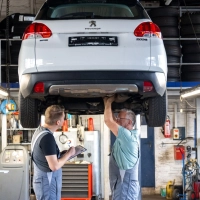 Kfz-Police: Die Stiftung Warentest hat 36 Autoversicherungstarife mit Blick auf die Alterszuschläge analysiert.  (Foto: Benjamin Nolte/dpa-tmn)