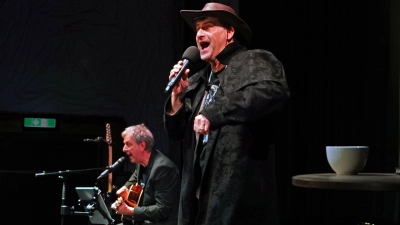 Haben die letzte Tasse Testosteron in die Ansbacher Kammerspiele mitgebracht: der Kabarettist Michael Altinger (rechts) und Andi Rother an der Gitarre. (Foto: Elke Walter)
