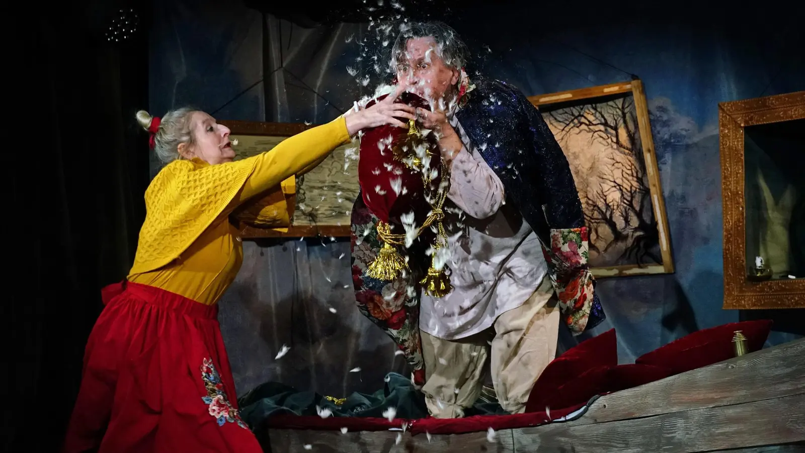 Der alte Münchhausen erzählt von einer winterlichen Reise, die er, nicht gerade zur Freude der Frau vom Sozialdienst, mit einem Feder-Schnee-Gestöber aus seinem Kissen verdeutlicht. (Foto: Elke Walter)
