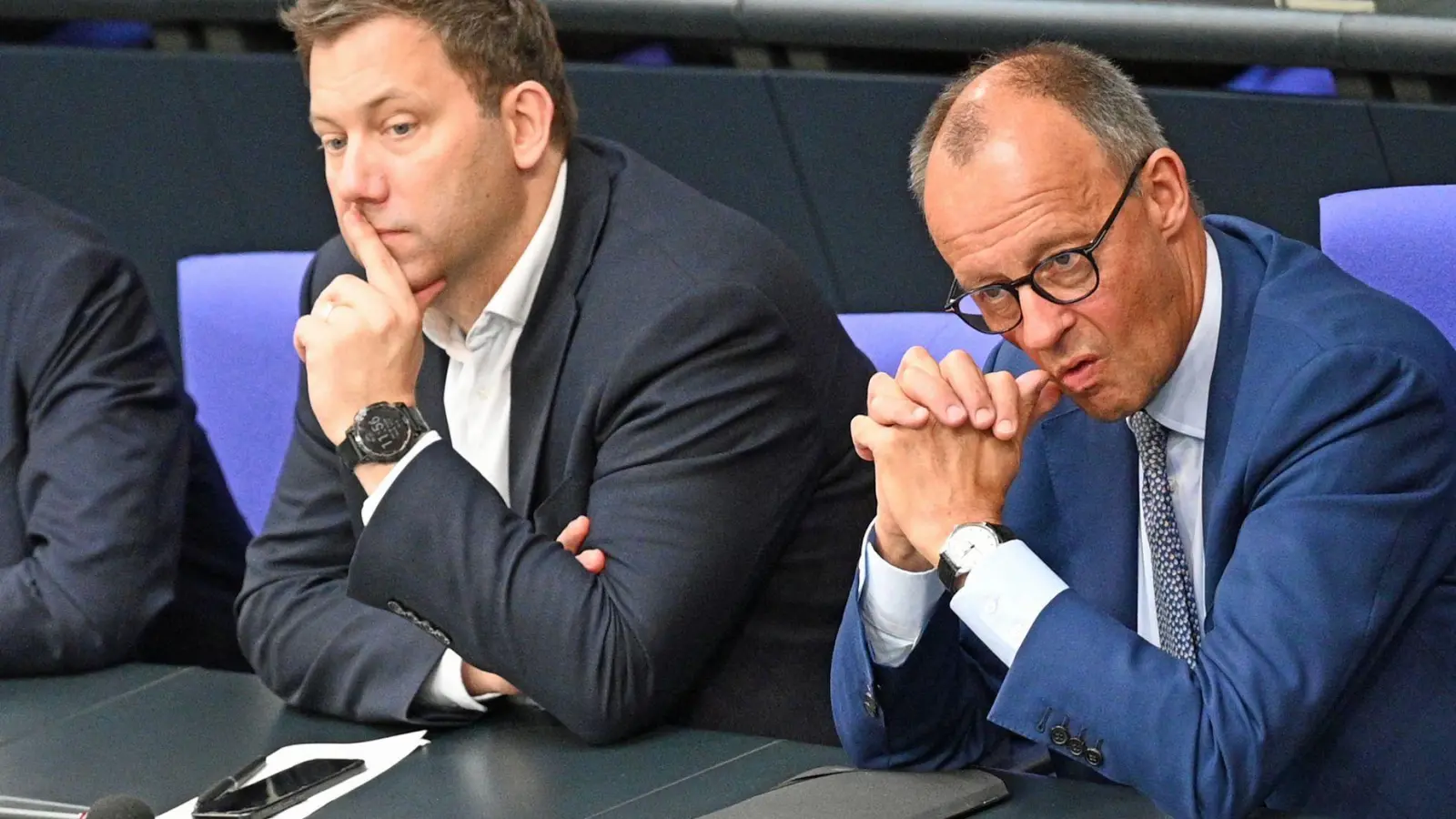 Die Lücke im Haushalt ist durch Kompromisse von SPD und Union größer geworden - Finanzminister Lars Klingbeil (SPD) und Kanzler Friedrich Merz (CDU) dürften nun noch einige Verhandlungen bevorstehen. (Archivbild) (Foto: Niklas Treppner/dpa)