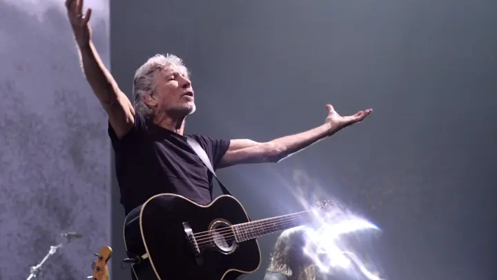 Roger Waters, Musiker aus Großbritannien und Mitbegründer der Band Pink Floyd, spielt bei einem Konzert. (Foto: Onni Ojala/Lehtikuva/dpa/Archivbild)