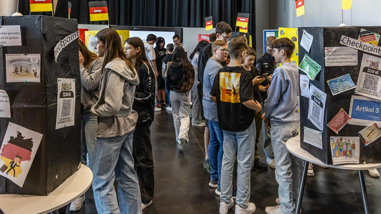 Die Jugendlichen bei der Eröffnung der Ausstellung. (Foto: Günter Schmidt)