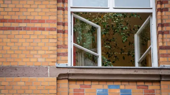 Ein Fenster einer an einer Schule ist zum Lüften geöffnet. (Foto: Christoph Schmidt/dpa/Symbolbild)