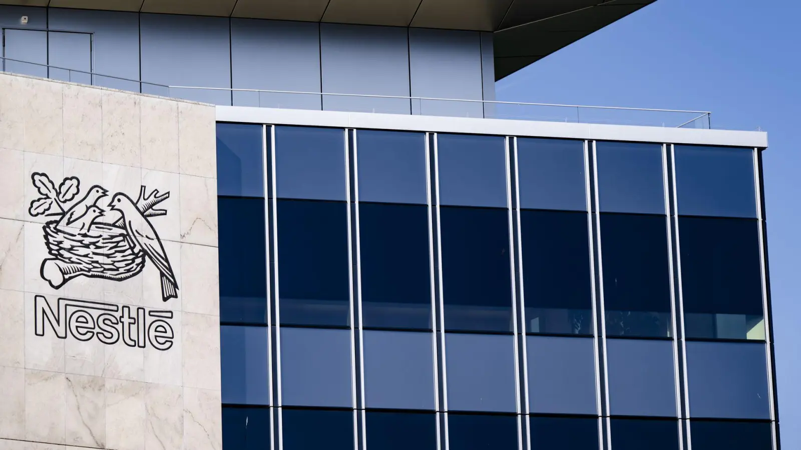 Nestlé will mehr Wachstumsdynamik und streicht deshalb 16.000 Stellen (Archivbild) (Foto: Jean-Christophe Bott/KEYSTONE/dpa)