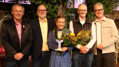 Klaus Seeger, Thomas Schoppik, Johannes Kaetzler und Patrick Ruh (von links) mit der ersten Preisträgerin Juliane Krug.  (Foto: Martina Kramer)