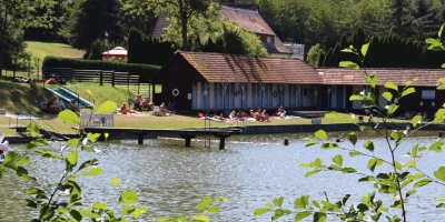 Ein schattiger Platz an einem Badesee, wie hier in Schillingsfürst, ist dieser Tage heiß begehrt. Für das sichere Schwimmvergnügen hat Bernd Müller von der Kreiswasserwacht ein paar Hinweise parat. (Foto: Thomas Schaller)
