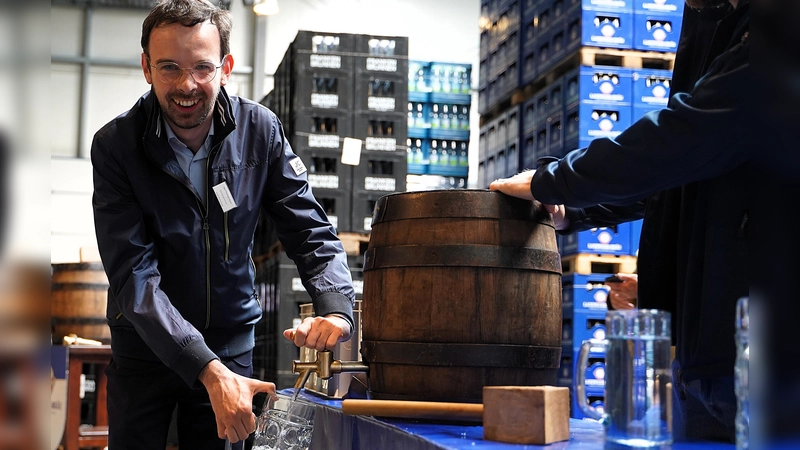 Bei Christoph Rösch (Rothenburg) füllt sich der erste Krug ohne Probleme. (Foto: Simone Hedler)