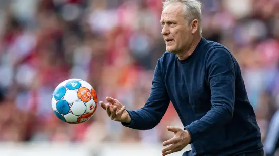 SC Freiburgs Trainer Christian Streich hofft auf den Sieg seiner Mannschaft im DFB-Pokal-Finale. (Foto: Tom Weller/dpa)