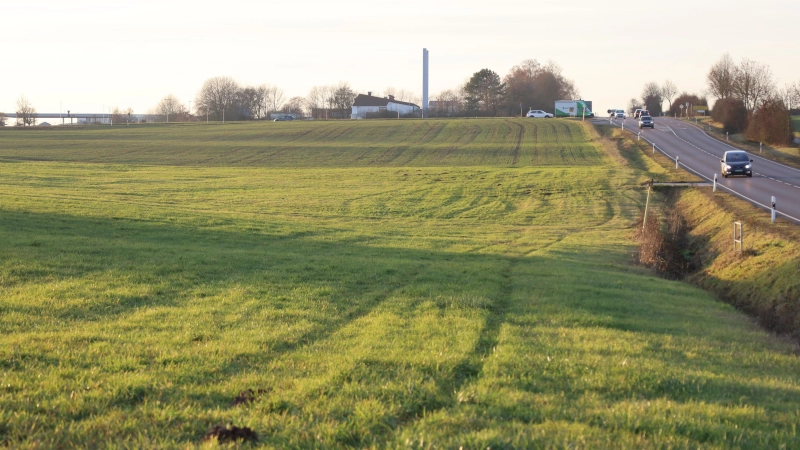 Die Landwirtschaftsfläche zwischen dem Sachsener Gemeindeteil Neukirchen und der Bundesstraße 14 soll zum Gewerbegebiet werden. (Foto: Alexander Biernoth)