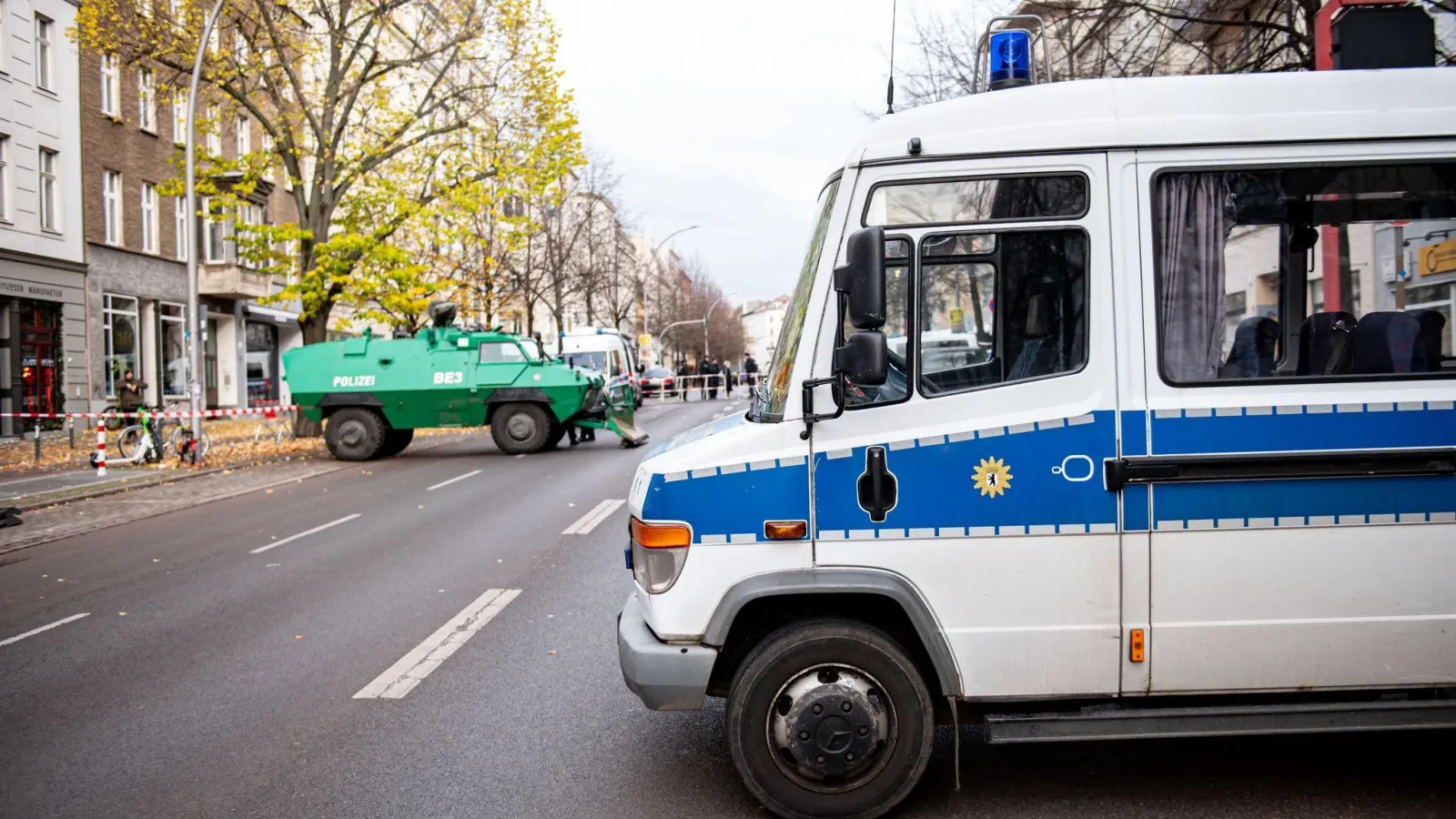 Polizeifahrzeuge und Absperrband vor einer Synagoge in Berlin. (Foto: Fabian Sommer/dpa)
