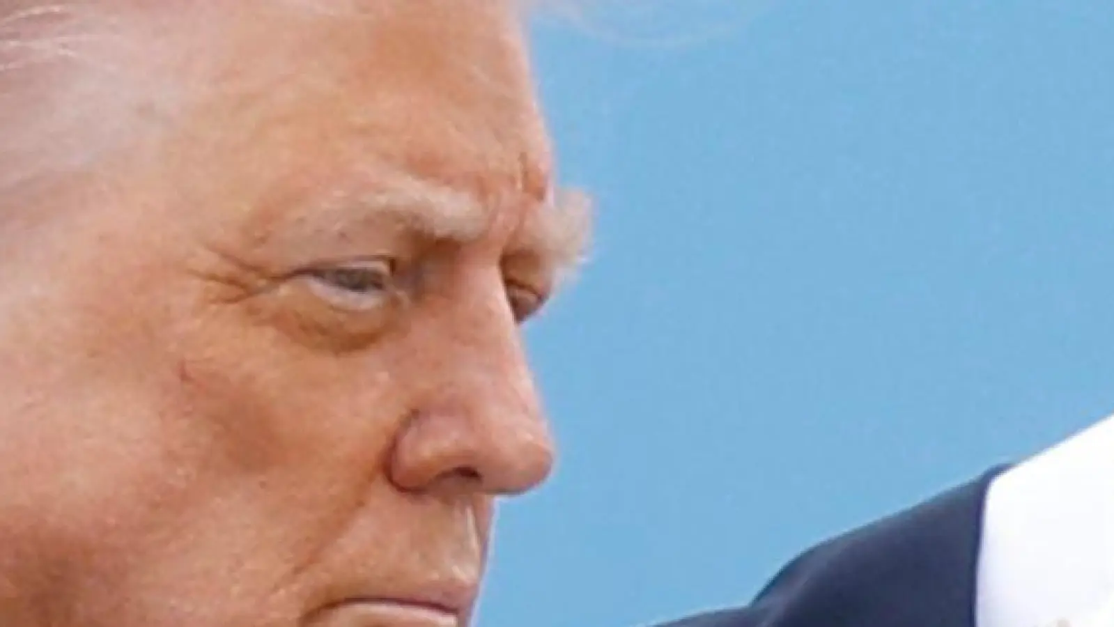 Trump freut sich über das Ende einer Talkshow.  (Foto: Luis M. Alvarez/FR596 AP/AP/dpa)