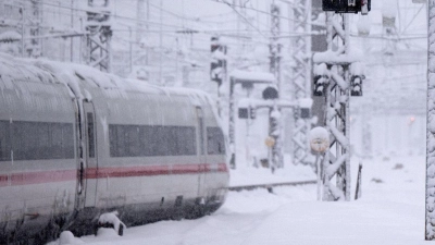 Starker Schneefall und Eisregen: Können Bahnunternehmen nachweisen, dass „extreme Witterungsbedingungen“ geherrscht haben, müssten sie laut den zugrundeliegenden EU-Regeln keine Entschädigungen zahlen. (Foto: Sven Hoppe/dpa/dpa-tmn)