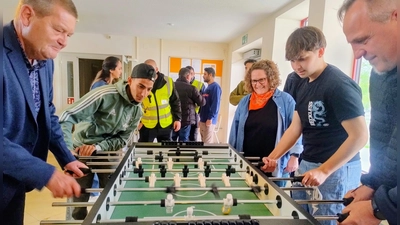 Ein neuer Kicker-Tisch musste gleich für ein Spiel zwischen Prior Reutter und Maamon Alsalama gegen Taim Halibi und Bürgermeister Schmoll (von links) herhalten - unter den Augen der Integrationsbeauftragten Wittmann.  (Foto: Eckard Dürr)