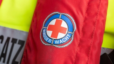 Die Wasserwacht musste der 43-Jährigen zu Hilfe kommen. (Symbolbild) (Foto: Peter Kneffel/dpa)