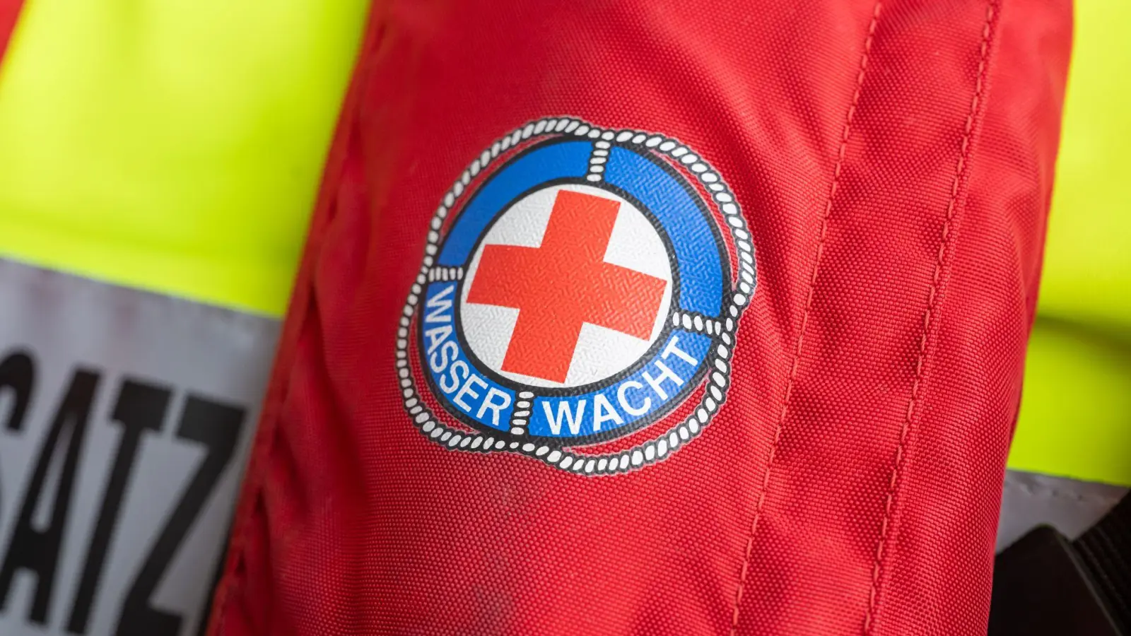 Die Wasserwacht musste der 43-Jährigen zu Hilfe kommen. (Symbolbild) (Foto: Peter Kneffel/dpa)