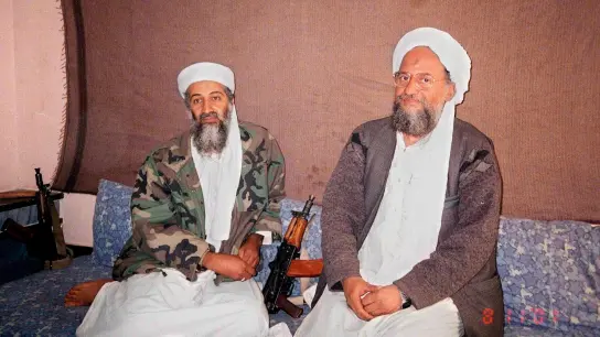 Osama bin Laden (l) zusammen mit seinem Stellvertreter Aiman al-Sawahiri in einem Versteck in Afghanistan am 08.11.2001. (Foto: Ausaf Newspaper/EPA/dpa)