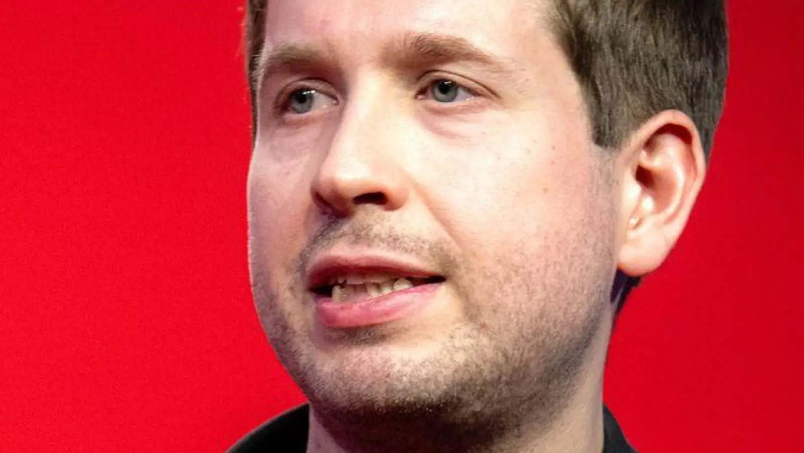 Kevin Kühnert trägt jetzt Wanderhose und tauschte Politik gegen Berge. (Archivbild) (Foto: Sina Schuldt/dpa)