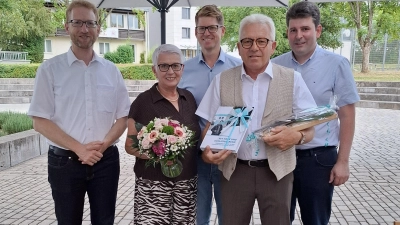 Dekan Max von Egidy, Ingrid Bauer, Gesamtschulleiter Philipp Specht, Friedrich Bauer und Geschäftsführer Christoph Kilian bei der Übergabe des Fotobuchs „Mit Herz und Schlüsselbund“ (von links). (Foto: Ralf Lischka)