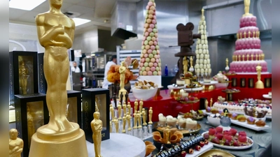 Vergoldete Schokoladen-Oscars gehören zur Dessert-Auswahl. <br><br> (Foto: Barbara Munker/dpa)