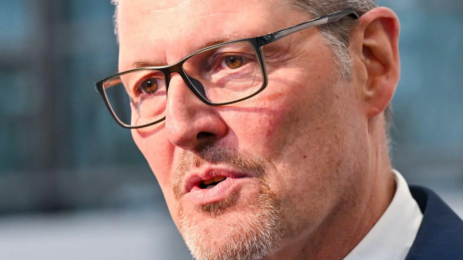 Arbeitgeberpräsident Rainer Dulger stemmt sich gegen das Tariftreuegesetz. (Archivbild) (Foto: Peter Kneffel/dpa)