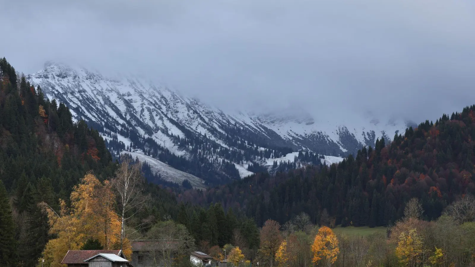 Das Wetter wird wechselhaft in Bayern.  (Foto: Karl-Josef Hildenbrand/dpa)