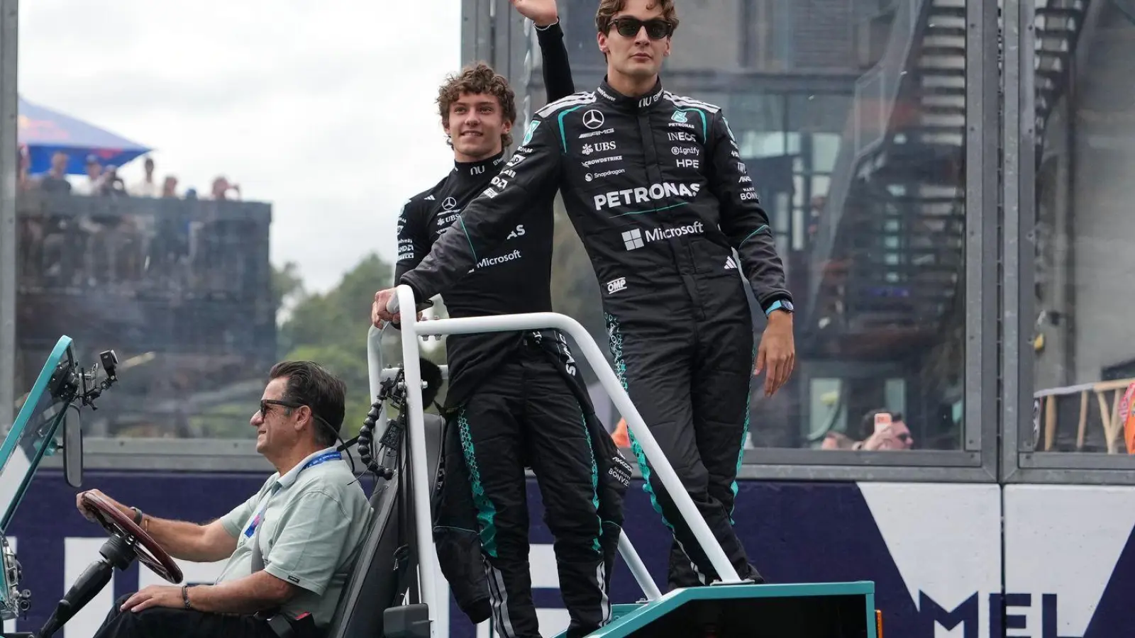 Duell um den Titel: George Russell (r) und Kimi Antonelli kämpfen immer härter um die Formel-1-WM. (Archivbild) (Foto: Asanka Brendon Ratnayake/AP/dpa)