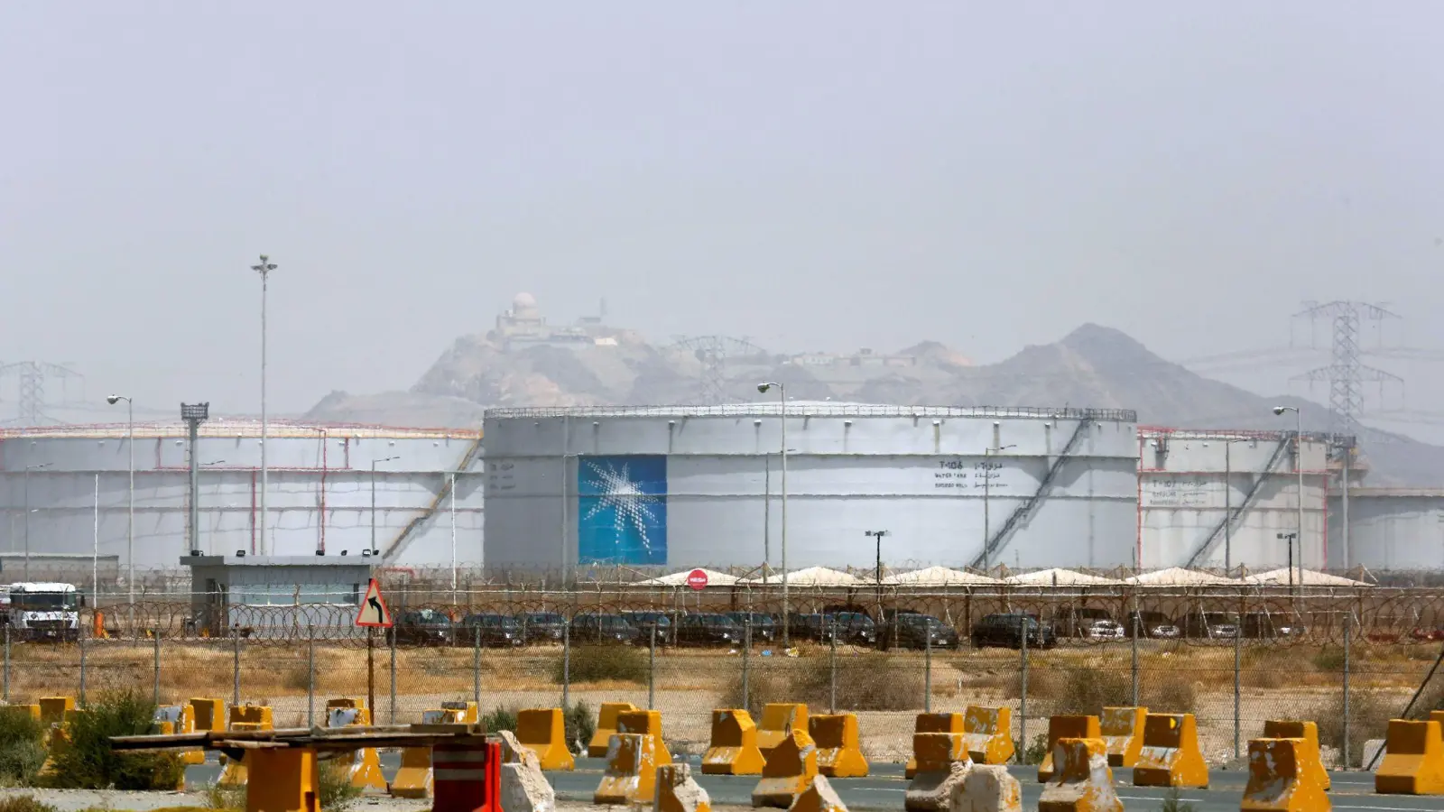 Im Osten Saudi-Arabiens gerät der Ölkonzern Aramco erneut unter Beschuss. (Archivbild) (Foto: Amr Nabil/AP/dpa)