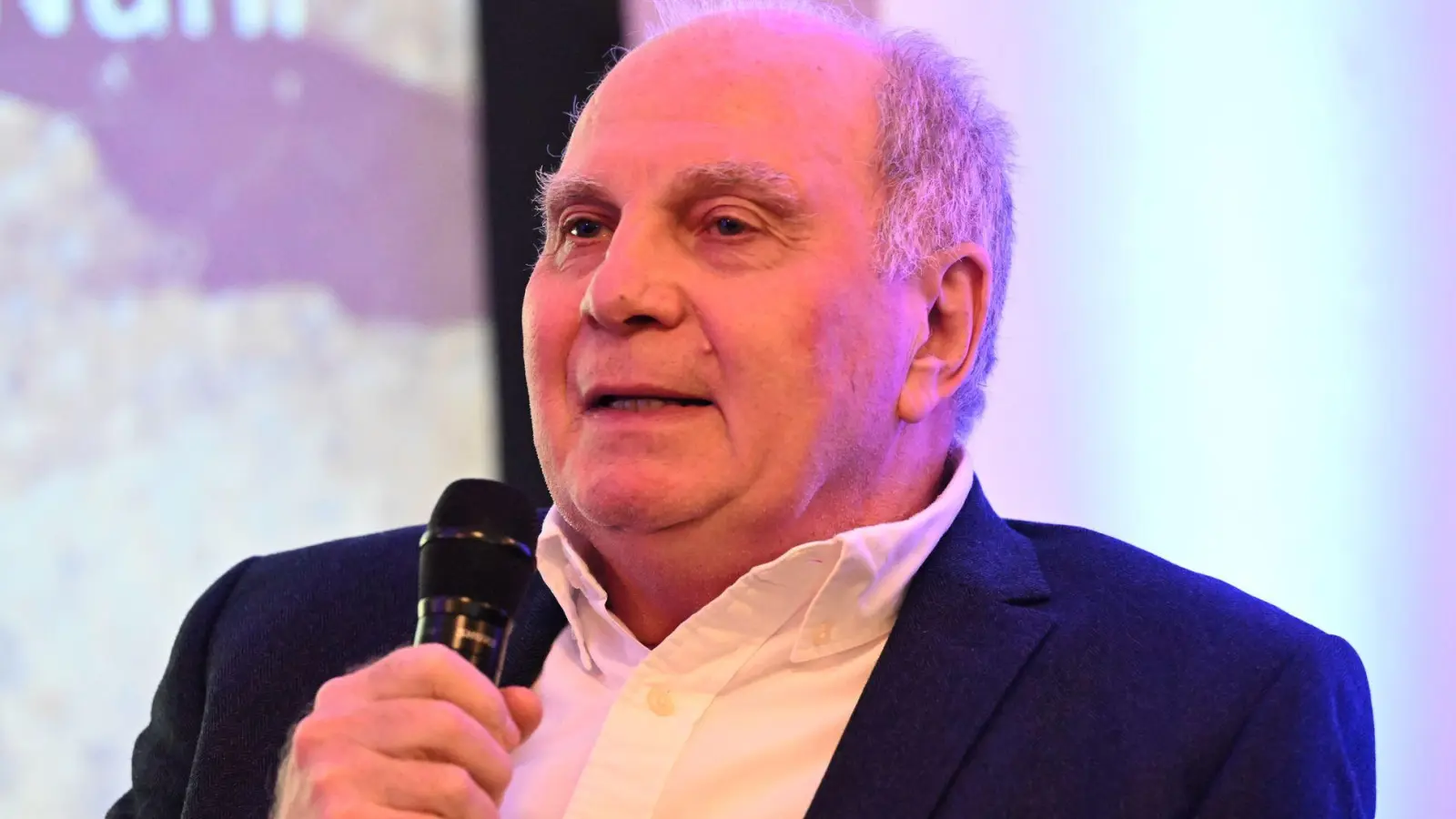 Uli Hoeneß hält die jüngsten Entwicklungen auf dem Transfermarkt für „gaga“. (Foto: Felix Hörhager/dpa)