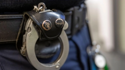 Der Polizist nahm den Angreifer fest. (Symbolbild) (Foto: Peter Kneffel/dpa)