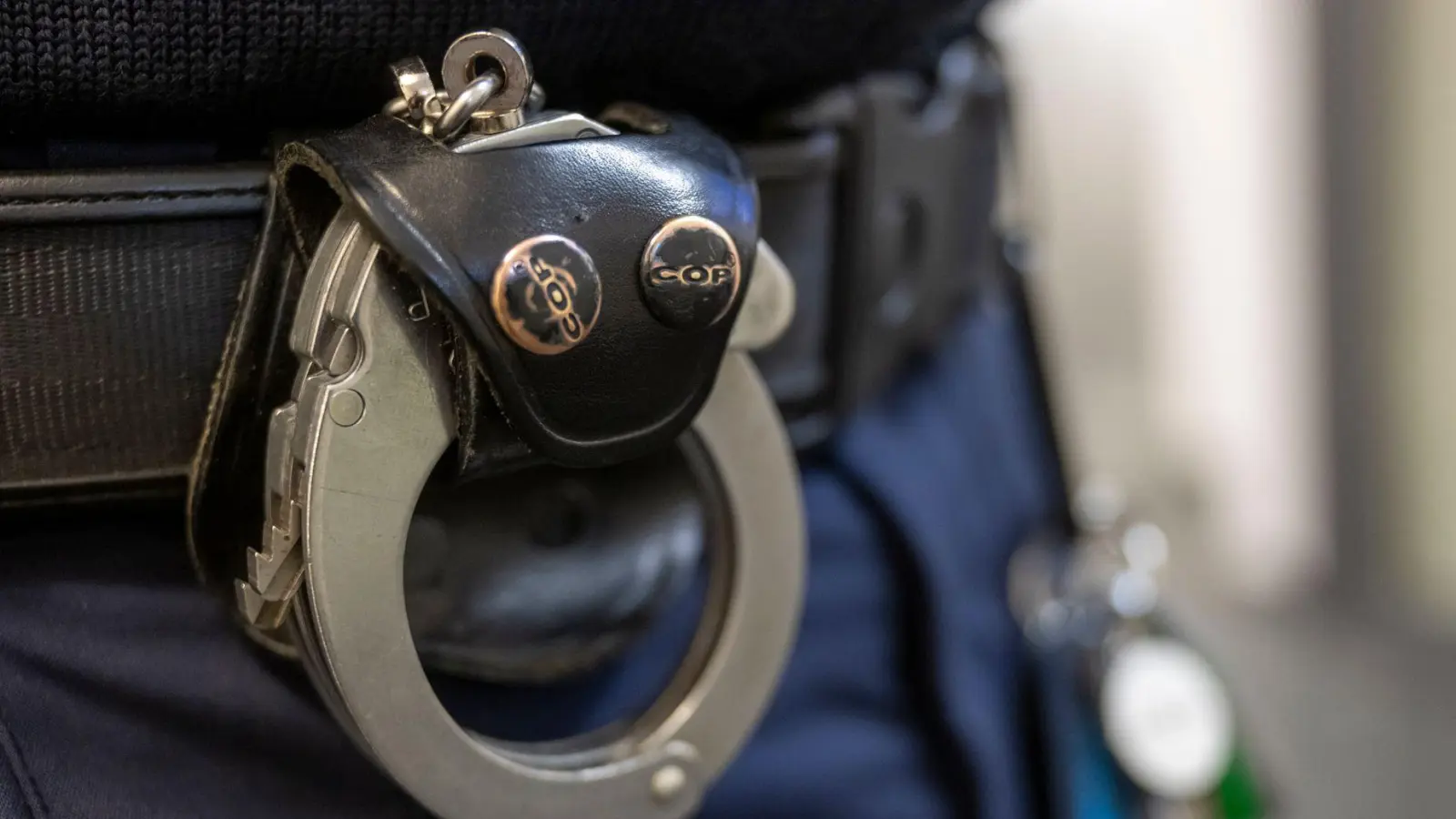 Der Polizist nahm den Angreifer fest. (Symbolbild) (Foto: Peter Kneffel/dpa)