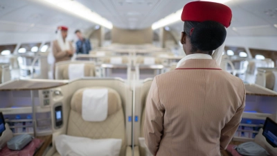 Beim Einsteigen achtet die Crew darauf, ob Passagiere sich auffällig verhalten. (Foto: Sebastian Gollnow/dpa/dpa-tmn)