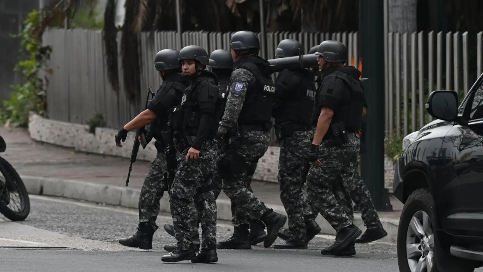 Streitkräfte sind in der Nähe des Fernsehsenders TC Televisión im Einsatz, nachdem Bewaffnete während einer Live-Übertragung in die Räumlichkeiten eingedrungen sind. (Foto: Stringer/dpa)