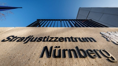 Eine 43-Jährige muss ins Gefängnis, weil sie mit ihrem Auto in eine Tankstelle fuhr und Menschen verletzte (Symbolbild).  (Foto: Daniel Karmann/dpa)