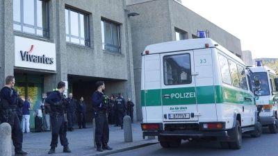 Polizisten bewachen das Urban-Krankenhaus in Berlin. (Symbolbild/Archivbild). (Foto: Jörg Carstensen/dpa)