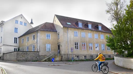 Das ehemalige Gesundheitsamt in Ansbach an der Kronacherstraße soll nicht länger leer stehen. Seit acht Jahren sucht der Freistaat Bayern als Eigentümer nach einer Nutzung. (Foto: Sarina Schwinn)