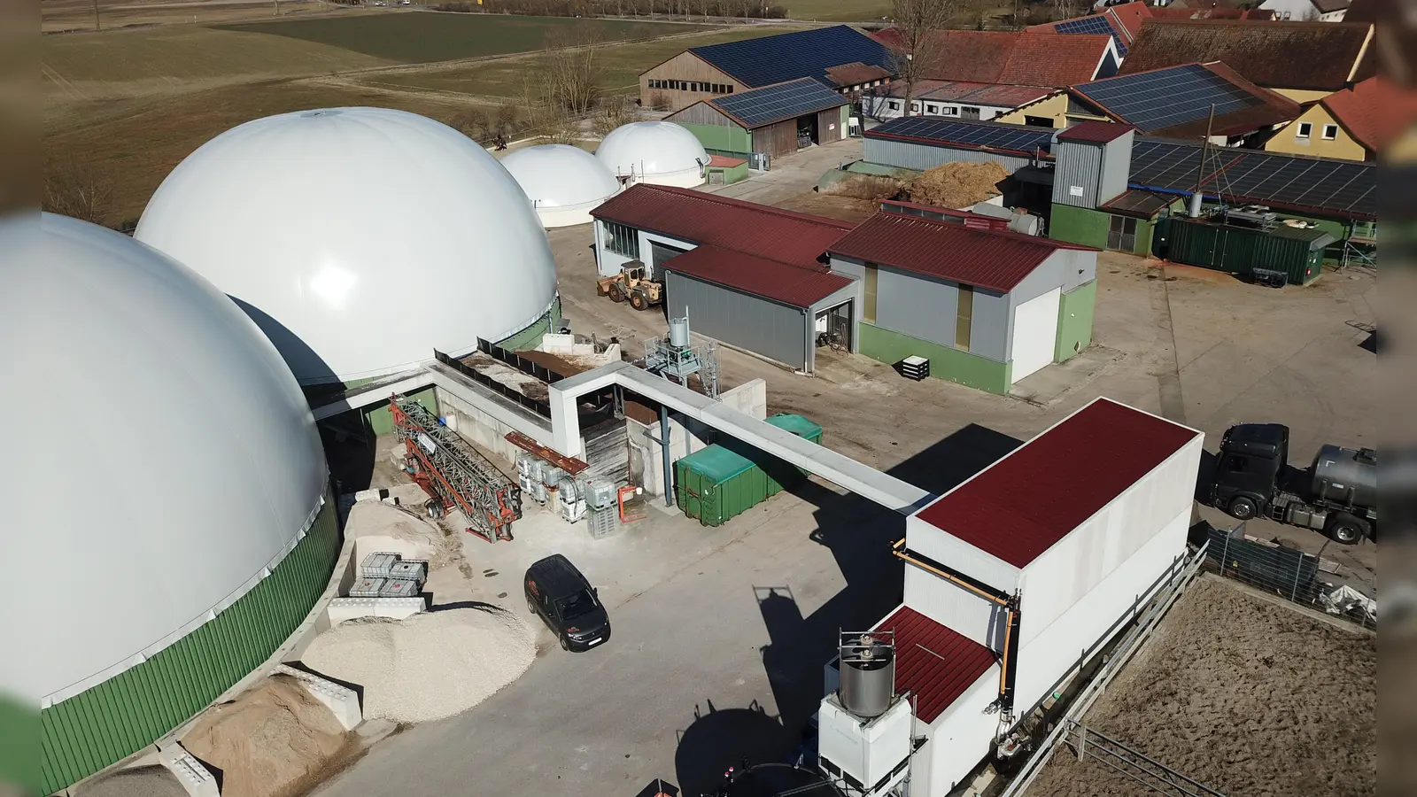 Der Betrieb aus der Vogelperspektive: Rechts sind die ersten Nachbarhäuser zu sehen. (Foto: Bernd Heller)