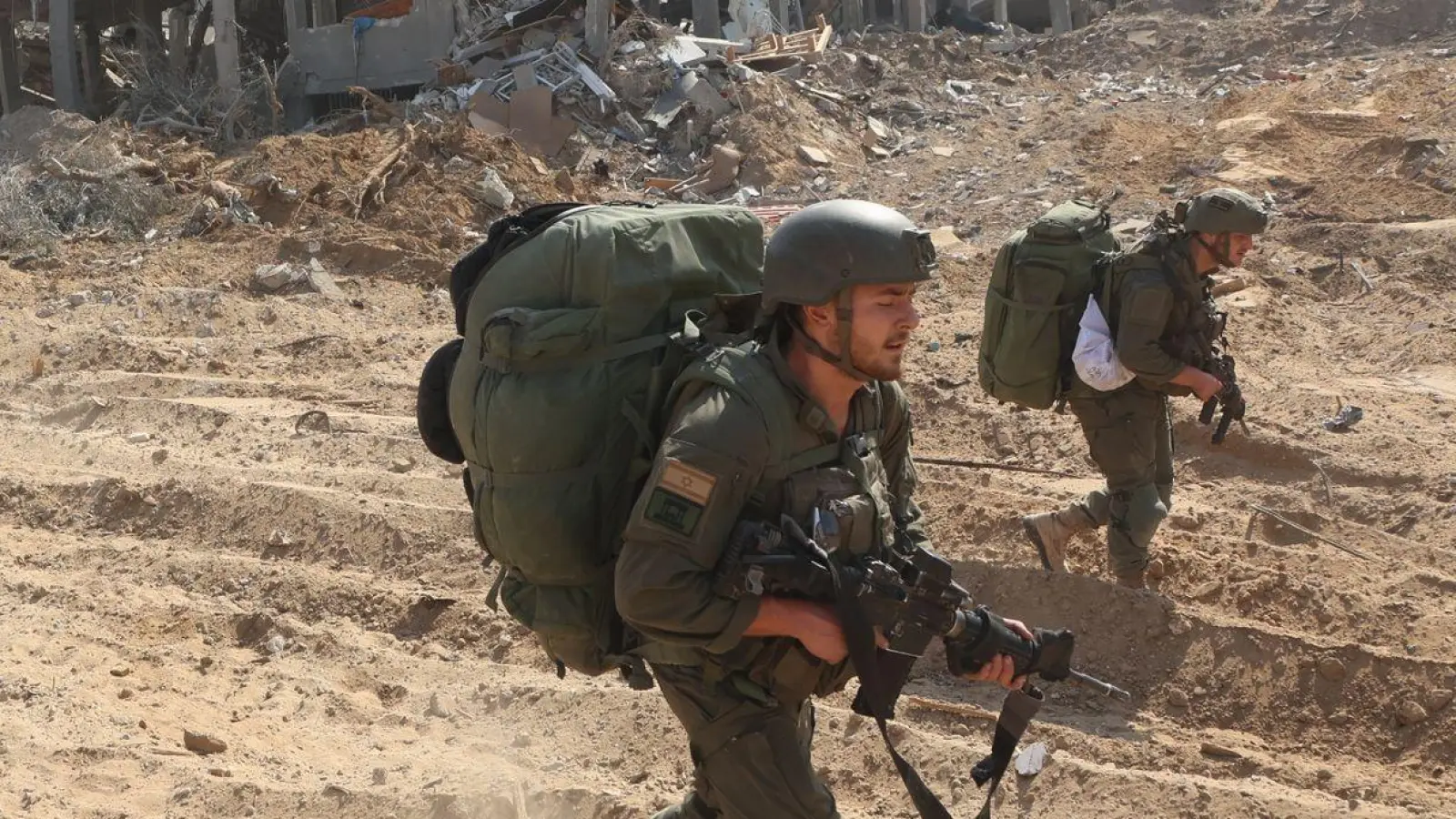 Israelische Soldaten marschieren während einer Bodenoffensive durch den Ort. (Foto: Gil Cohen Magen//XinHua/dpa)